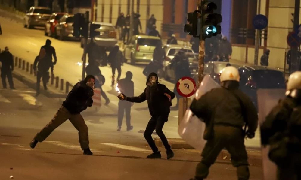 Αναρχικοί ζητούν ταυτότητες από πολίτες και στο Παγκράτι!